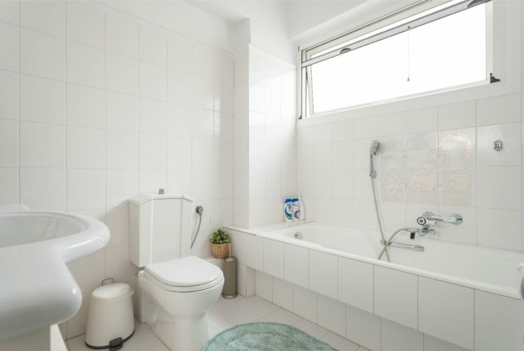 Kalamata Top Rooms FIL27 Comfortable spacious apartment at central position. Bathroom 1