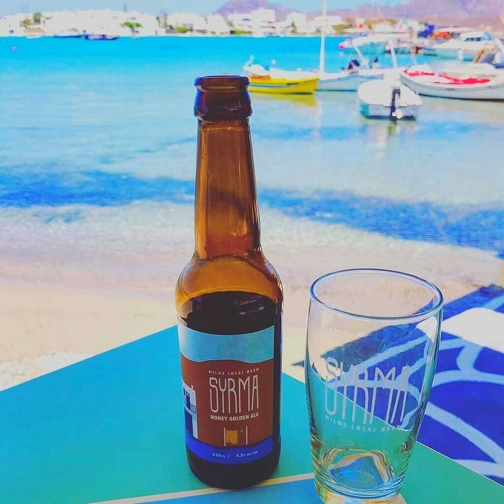 Bier auf dem Tisch am Strand