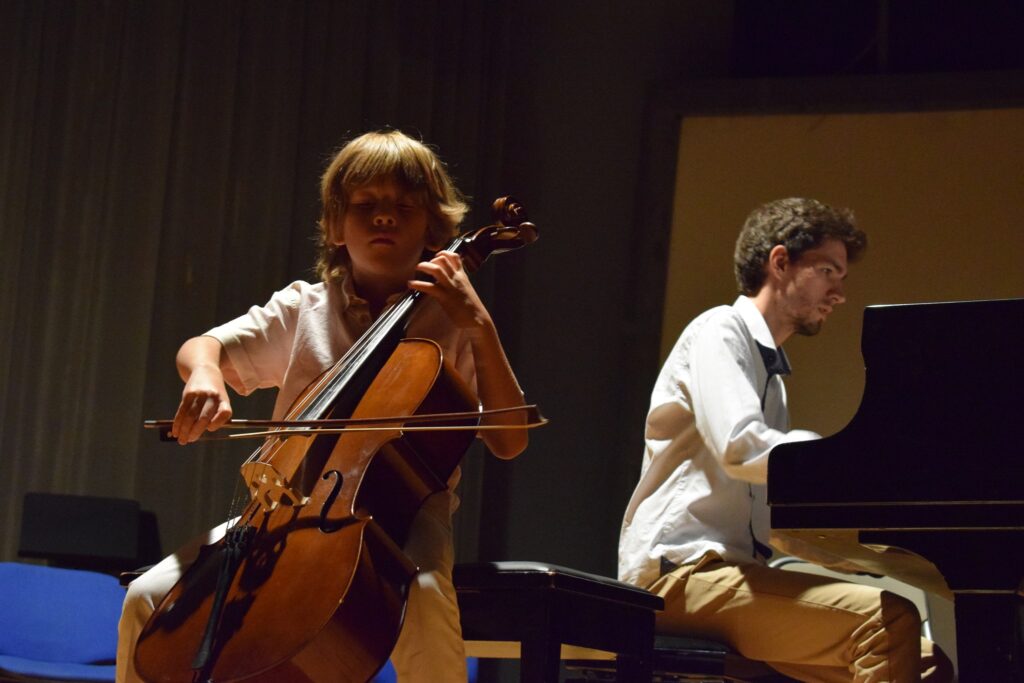 Μαθητής βιολοντσέλο που παίζει επί σκηνής στις Διεθνείς Ημέρες Μουσικής Καλαμάτας